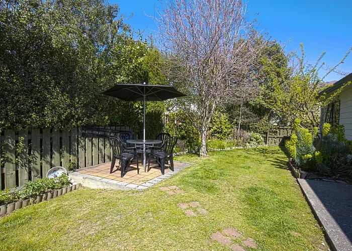 Sunny Warren In | Walk Everywhere Location 瓦纳卡